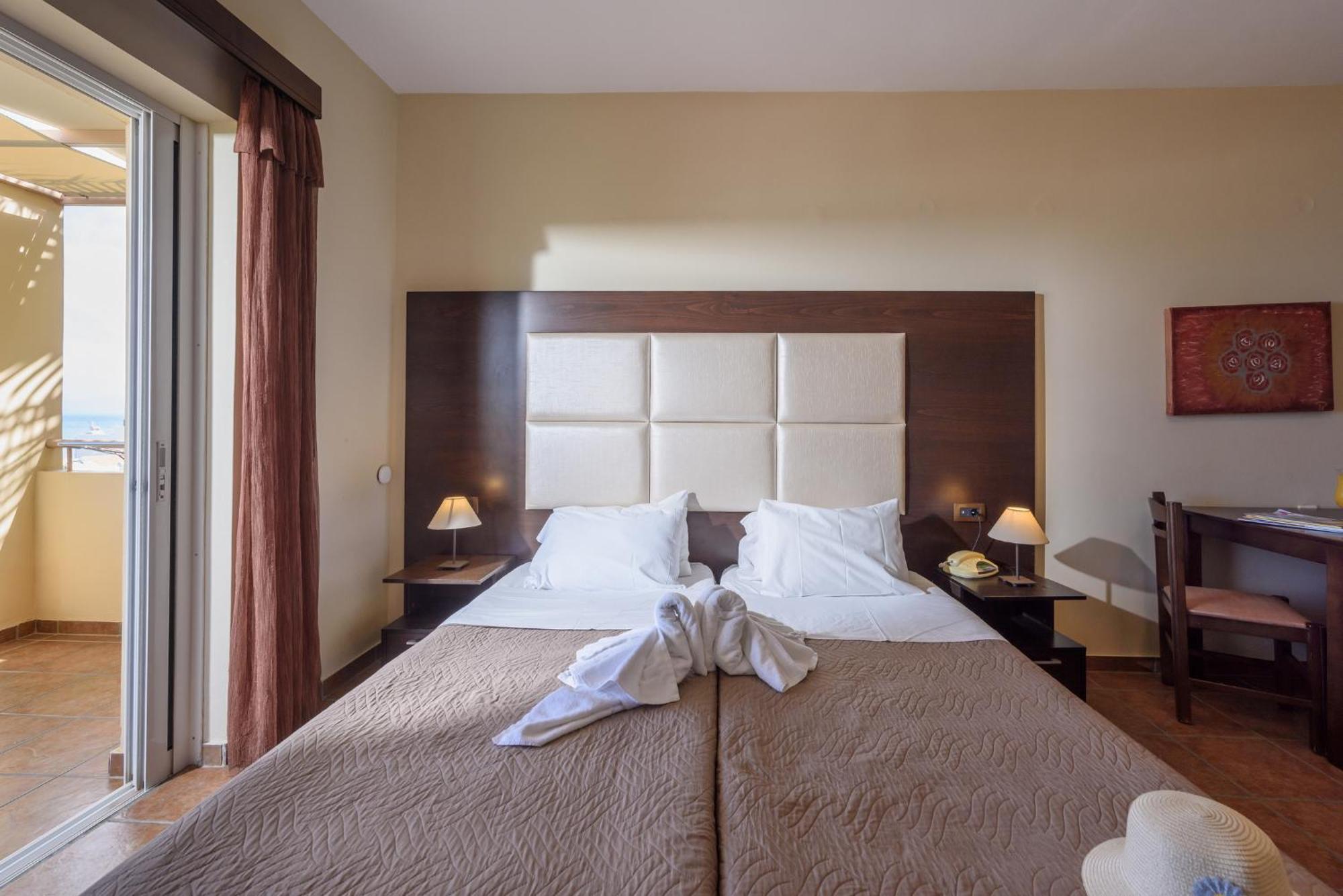 Eurohotel Theo Hotel Agia Marina المظهر الخارجي الصورة