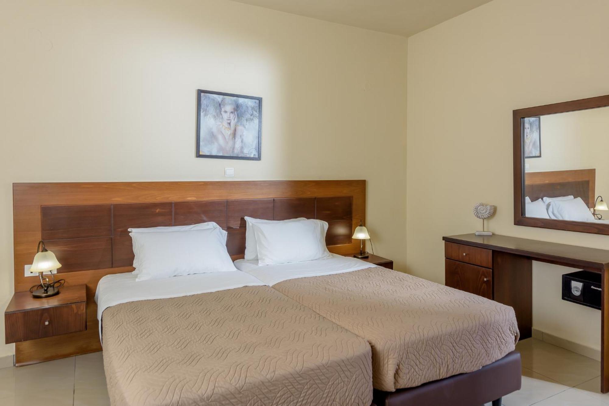 Eurohotel Theo Hotel Agia Marina المظهر الخارجي الصورة