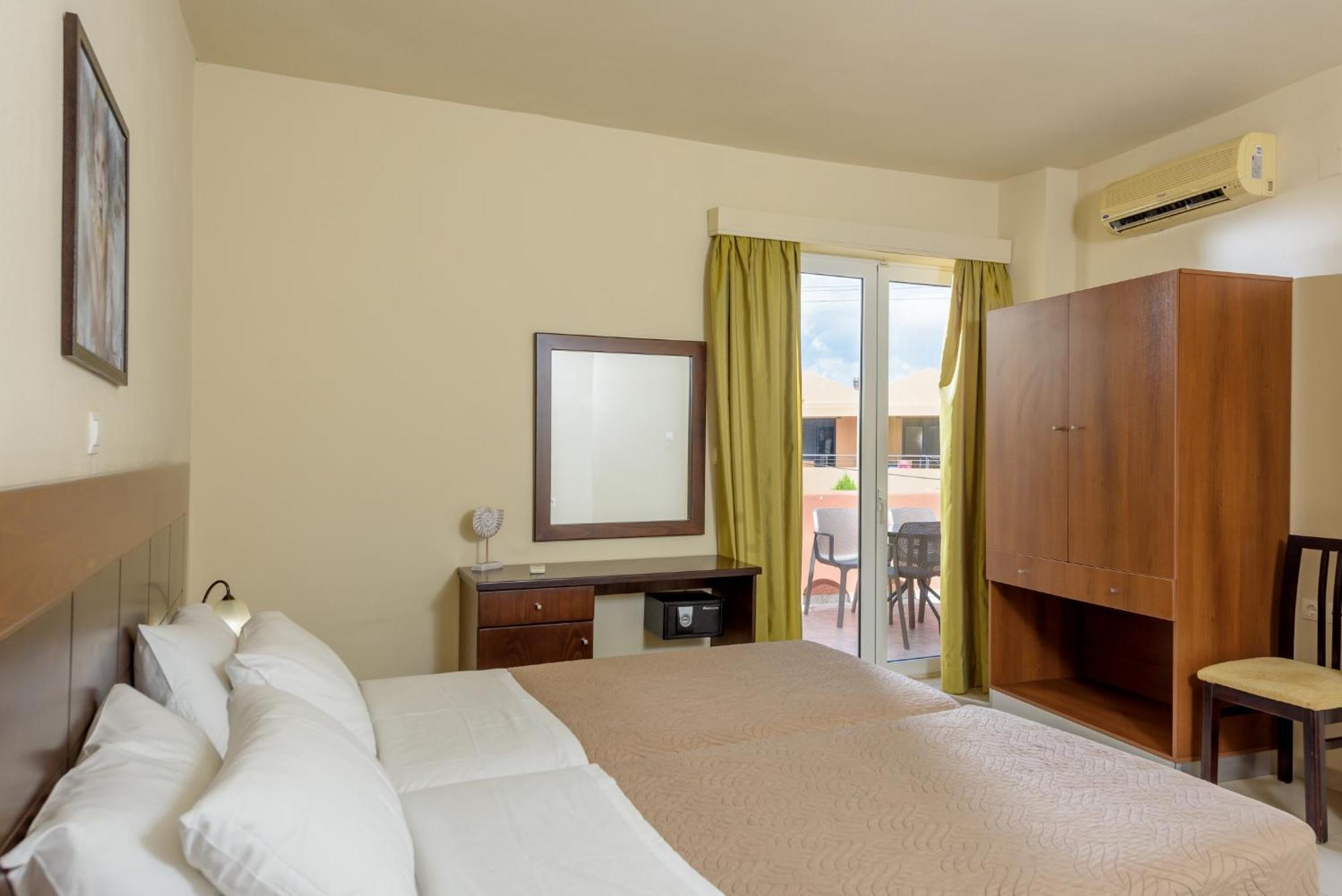 Eurohotel Theo Hotel Agia Marina المظهر الخارجي الصورة