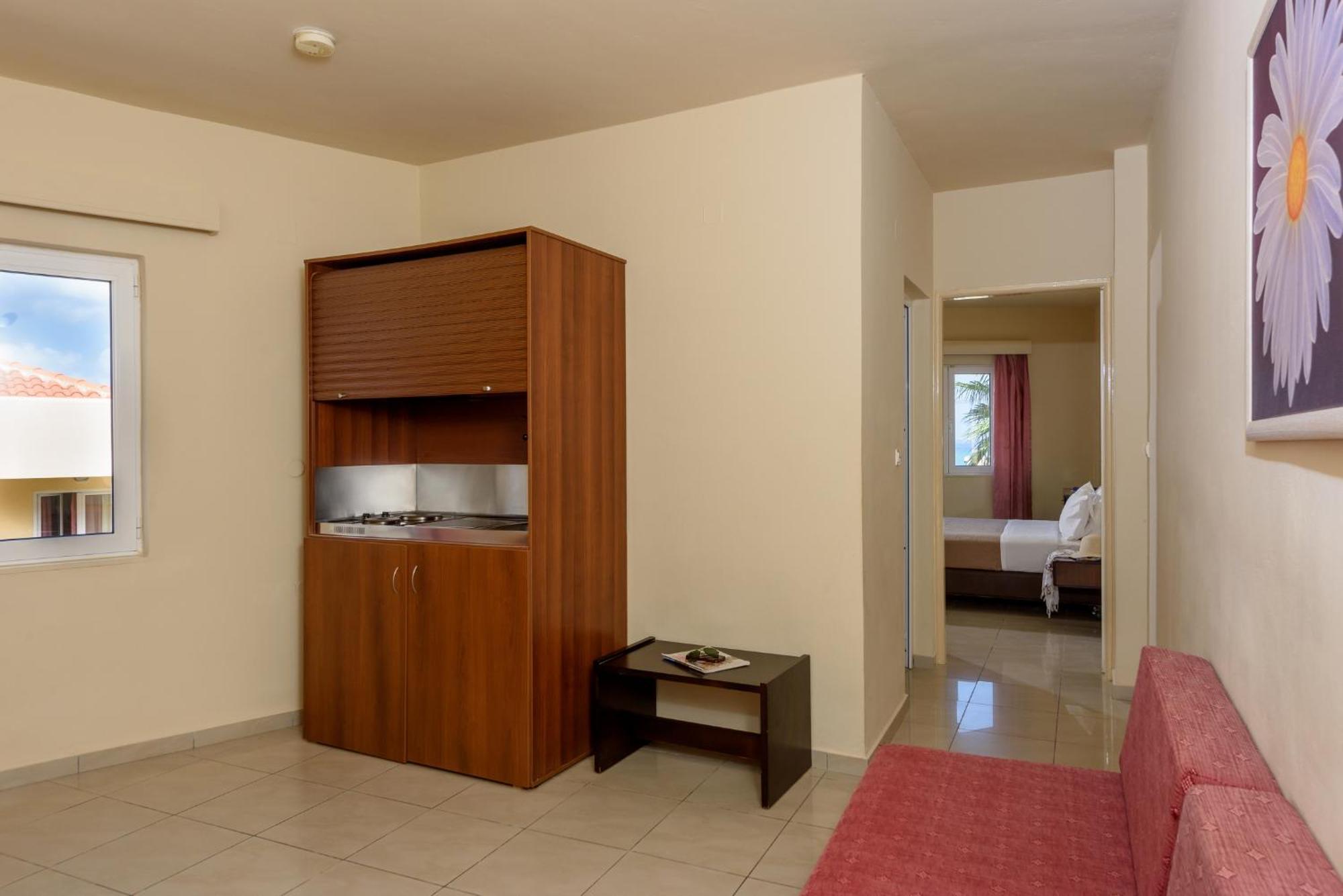 Eurohotel Theo Hotel Agia Marina المظهر الخارجي الصورة