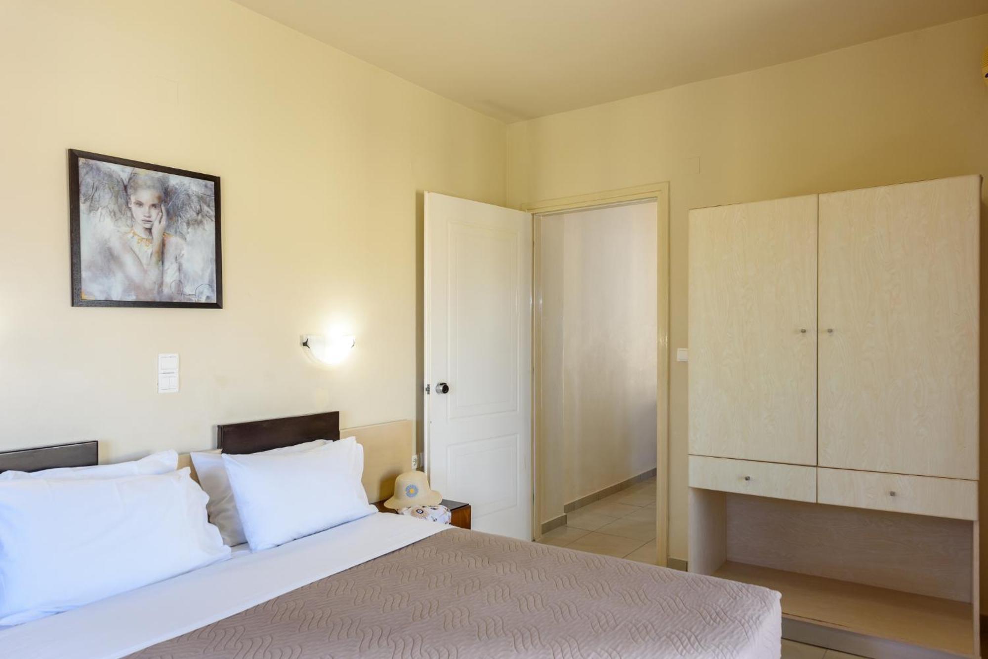 Eurohotel Theo Hotel Agia Marina المظهر الخارجي الصورة