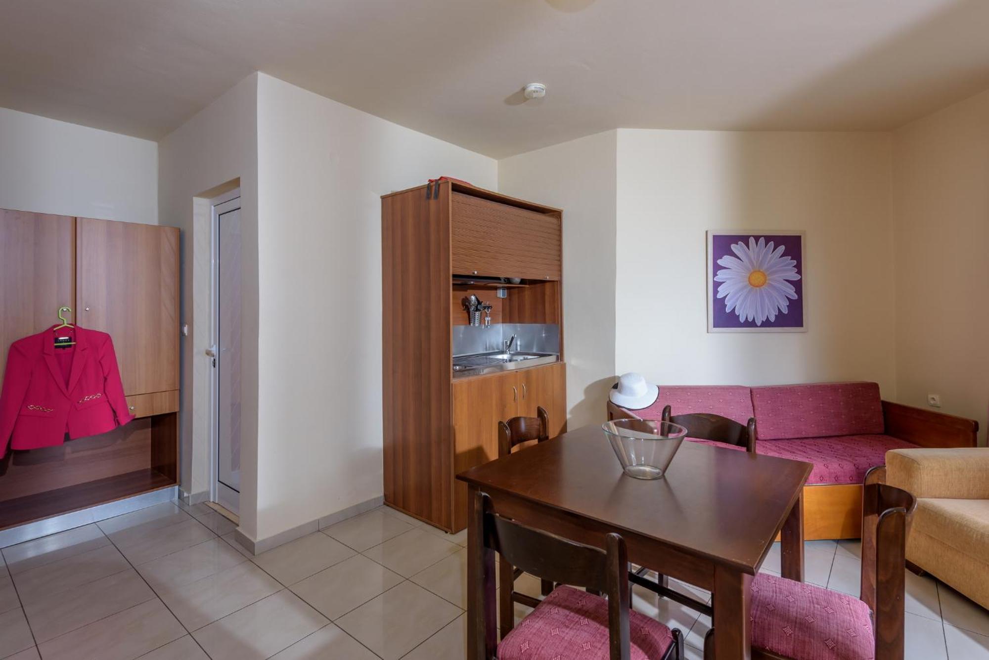 Eurohotel Theo Hotel Agia Marina المظهر الخارجي الصورة