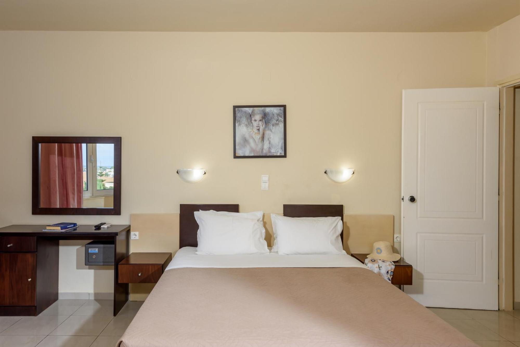 Eurohotel Theo Hotel Agia Marina المظهر الخارجي الصورة