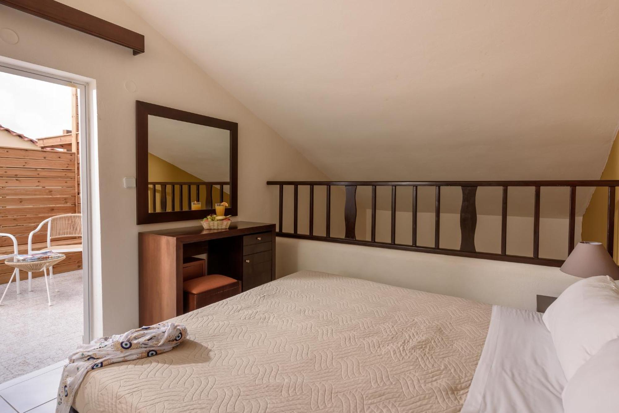 Eurohotel Theo Hotel Agia Marina المظهر الخارجي الصورة