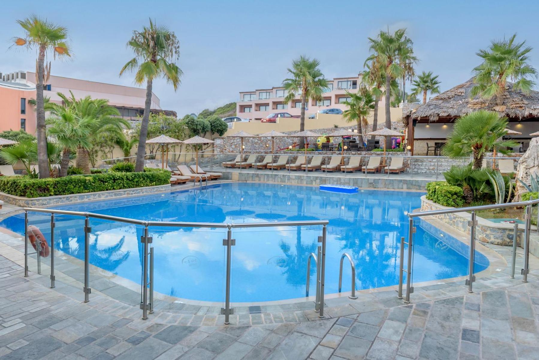 Eurohotel Theo Hotel Agia Marina المظهر الخارجي الصورة