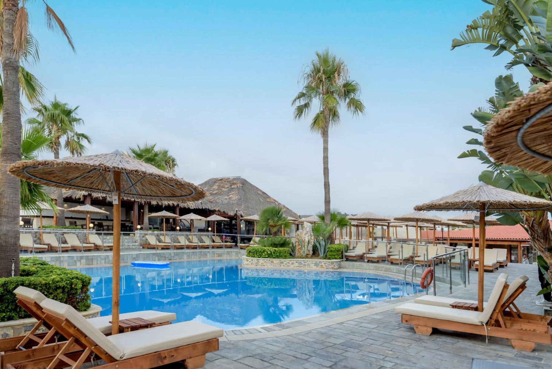 Eurohotel Theo Hotel Agia Marina المظهر الخارجي الصورة