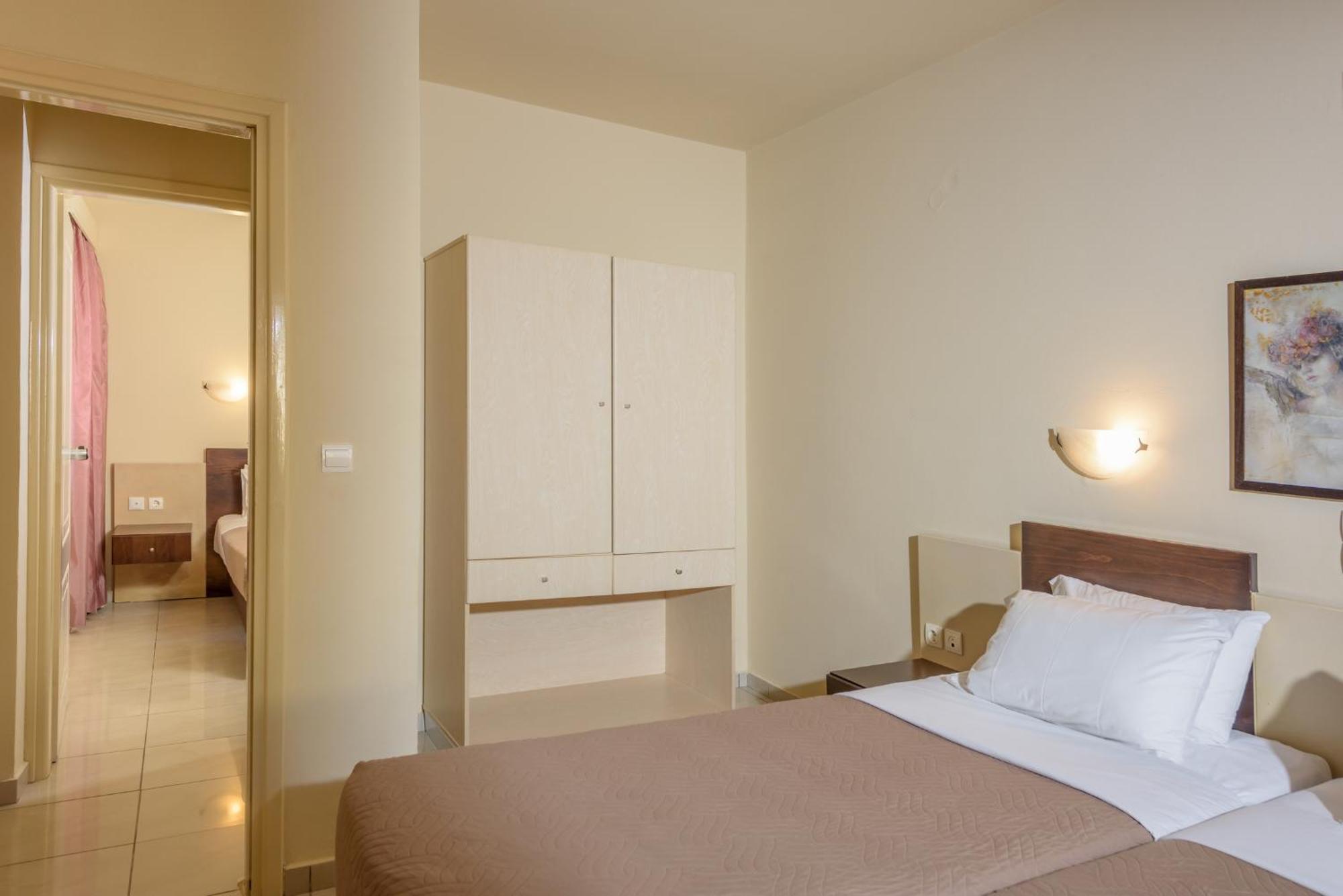 Eurohotel Theo Hotel Agia Marina الغرفة الصورة