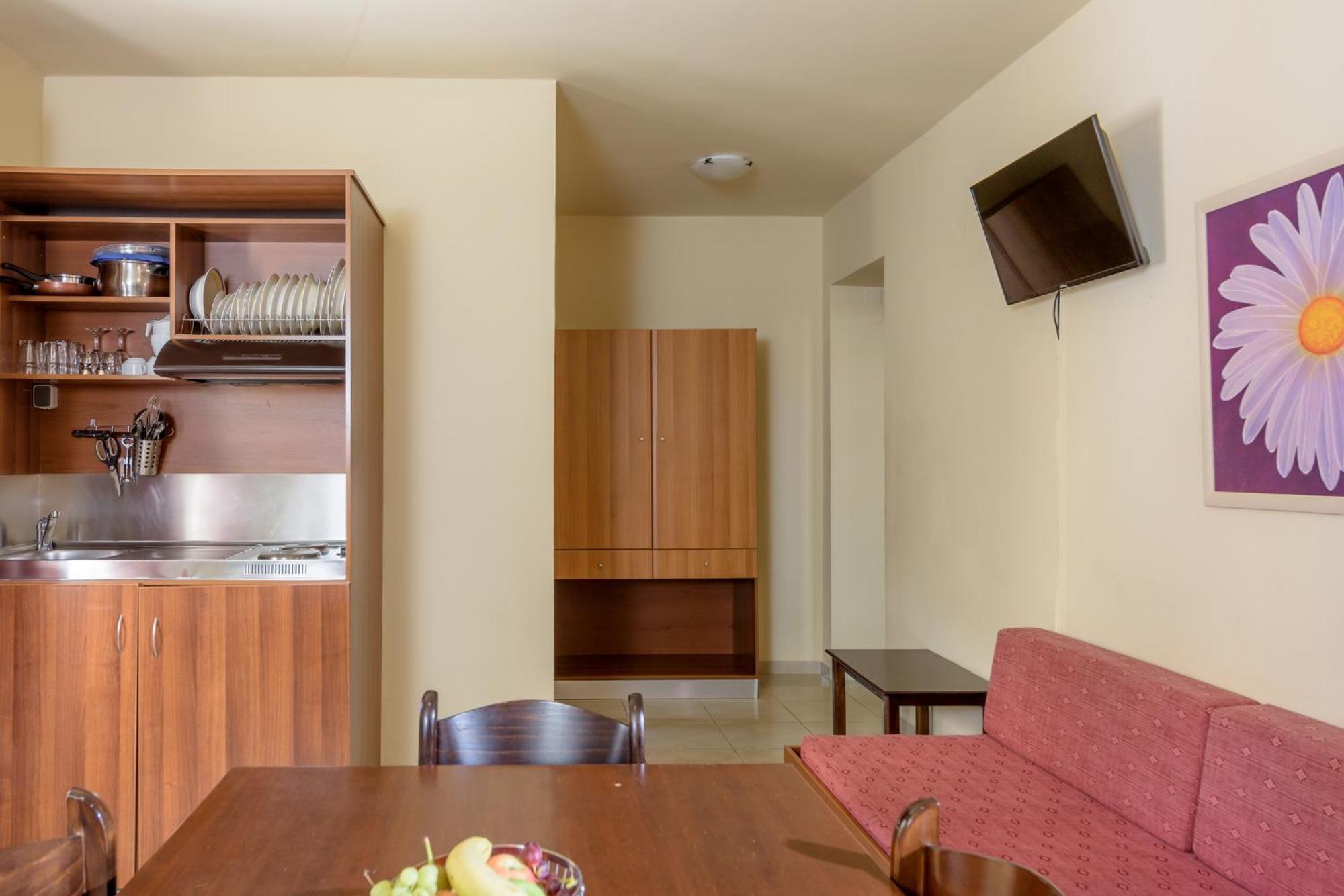 Eurohotel Theo Hotel Agia Marina الغرفة الصورة